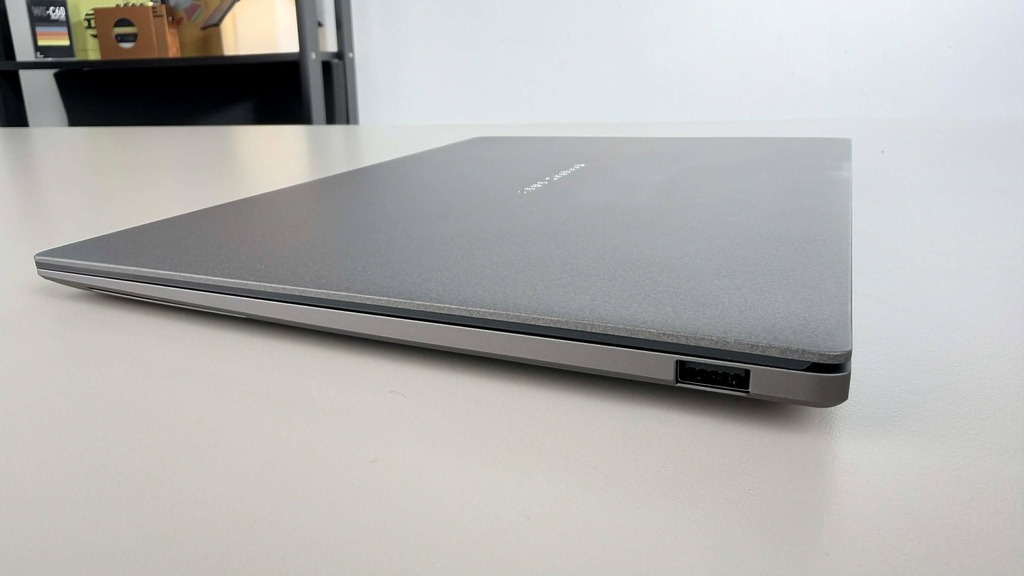 輕薄機身加上簡約線條，相信能吸引不少商務用家。