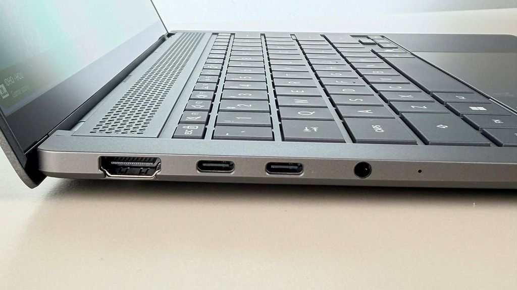 有兩個 Thunderbolt 4 USB-C 和 HDMI 接口。