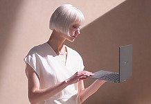 ASUS Zenbook S14 (2026) 評測:Ceraluminum 岩石質感機身+打機內顯 輕薄筆電好「打」得