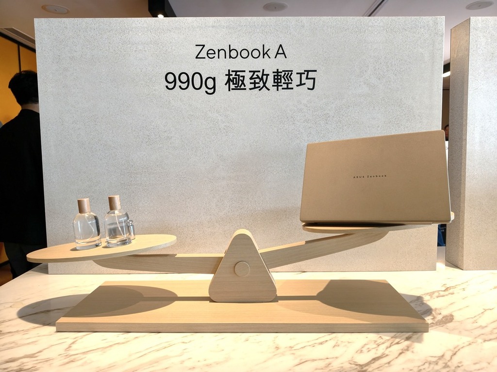 Zenbook A14 重量低至 990g,是 Zenbook 系列中最輕的 14 吋筆電。