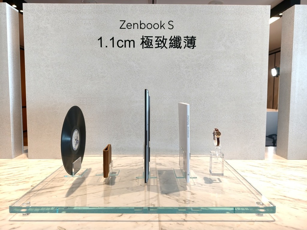 Zenbook S 薄至 1.1cm。