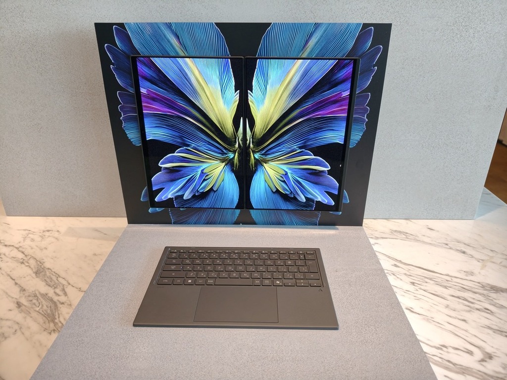 升級的隱藏式螢幕轉軸設計,令兩片螢幕之間的間隙縮小 70%,並且可以 180 度完全攤平,兩螢幕可以整合出近 20 吋的寬廣畫面。