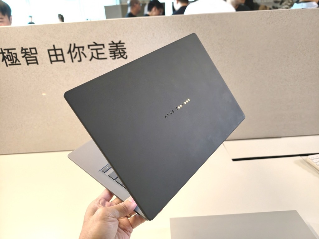 Ceraluminum 陶瓷鋁合金機身,同時兼顧輕薄、耐用性和細膩質感。