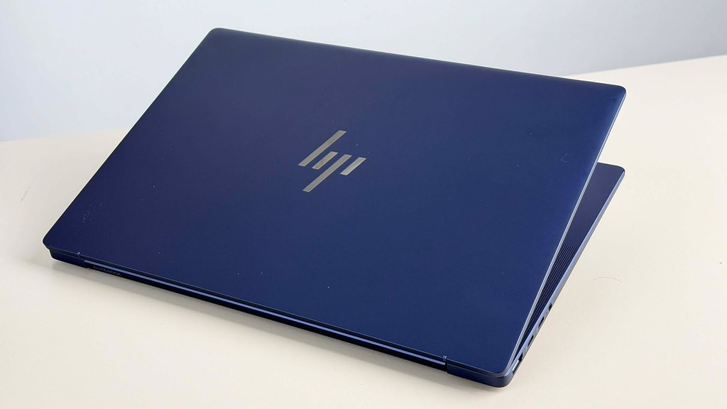 今次試用的是大氣藍 (Atmospheric Blue) 配色的 EliteBook X G2i,沉穩簡約的外型 ,加上重量僅 0.99kg 的超輕巧機身。對於要經常帶同電腦外出工作的朋友會很吸引。