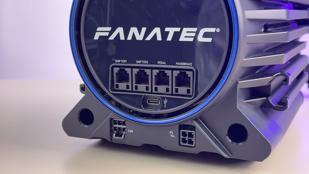 主體後方有其他配件的連接埠位