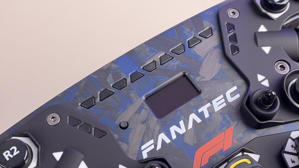 中央上方的燈號及小面版可顯示引擎狀況