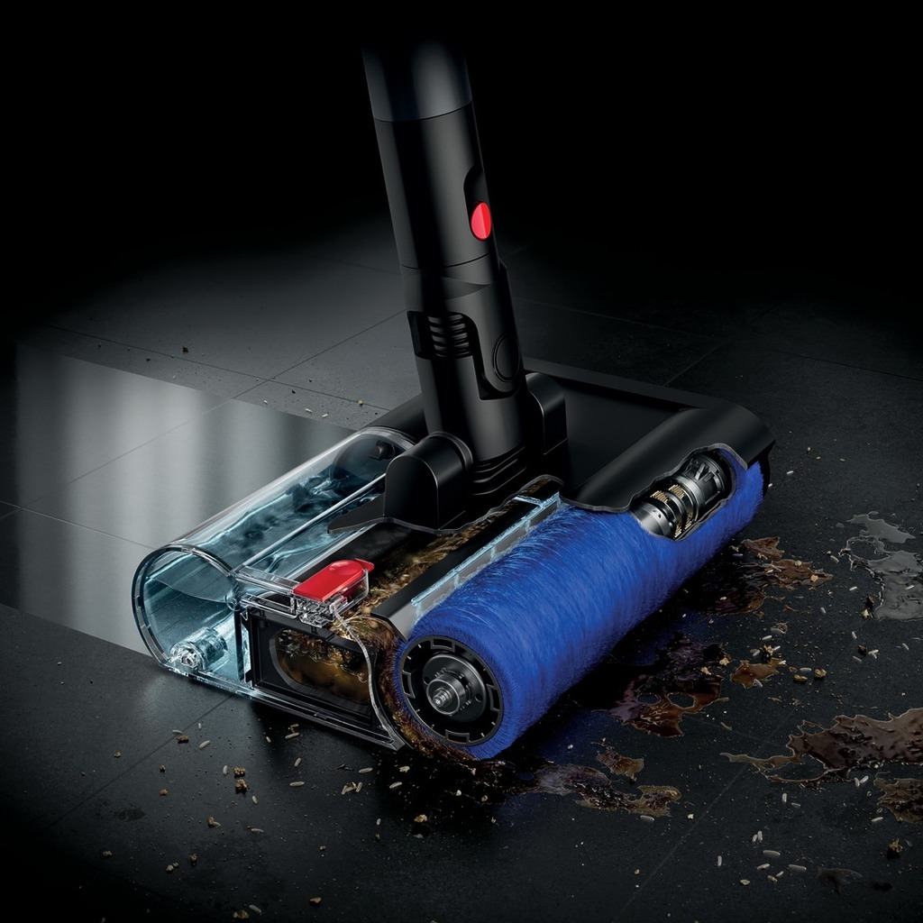 清潔過程中,機身配備的 8 點釋水浸潤系統會精確釋放清水,配合每平方公分達 64,000 根纖維刷毛的高密度滾筒,確保在清除頑固污漬的同時,滾筒每次旋轉都能自動刮走污水與碎屑,全程以清水洗地。