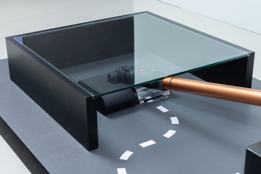 支援 170° 平躺清潔,能輕易深入沙發或櫃底等狹窄空間。