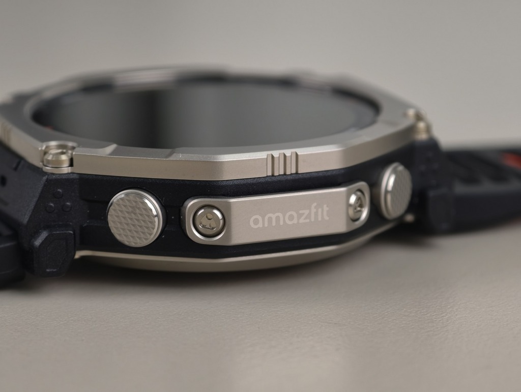 四個實體按鍵加入了坑紋加強觸感。