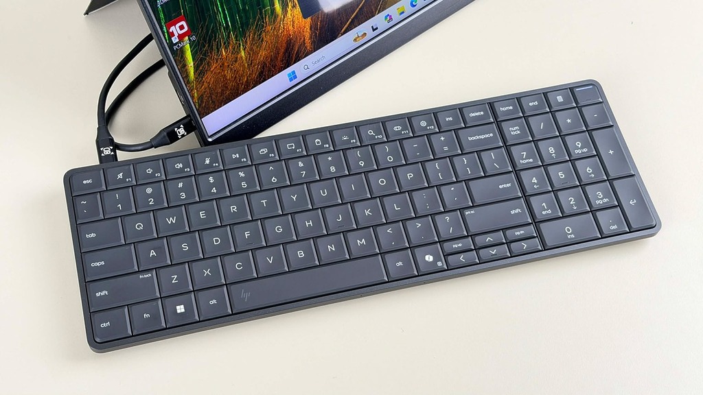 內置充電池，只要透過 USB-C 接連屏幕即可使用。 