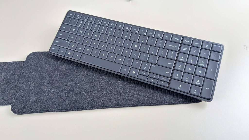 HP 在今年 CES 2026 發表首部鍵盤型 AI PC – EliteBoard G1a。顧名思義，這款電腦是將電腦主機和鍵盤整合，主打混合辦公、需要高度流動性的商務用家。