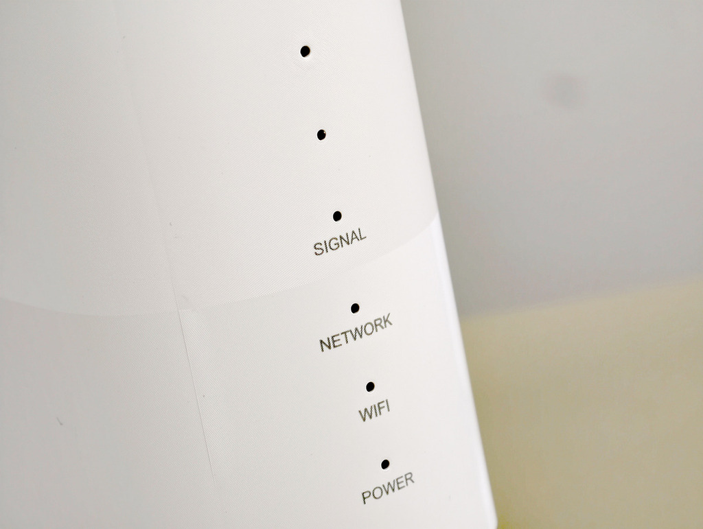機身前方有電源指示燈,幫助用戶實時監控設備狀態。