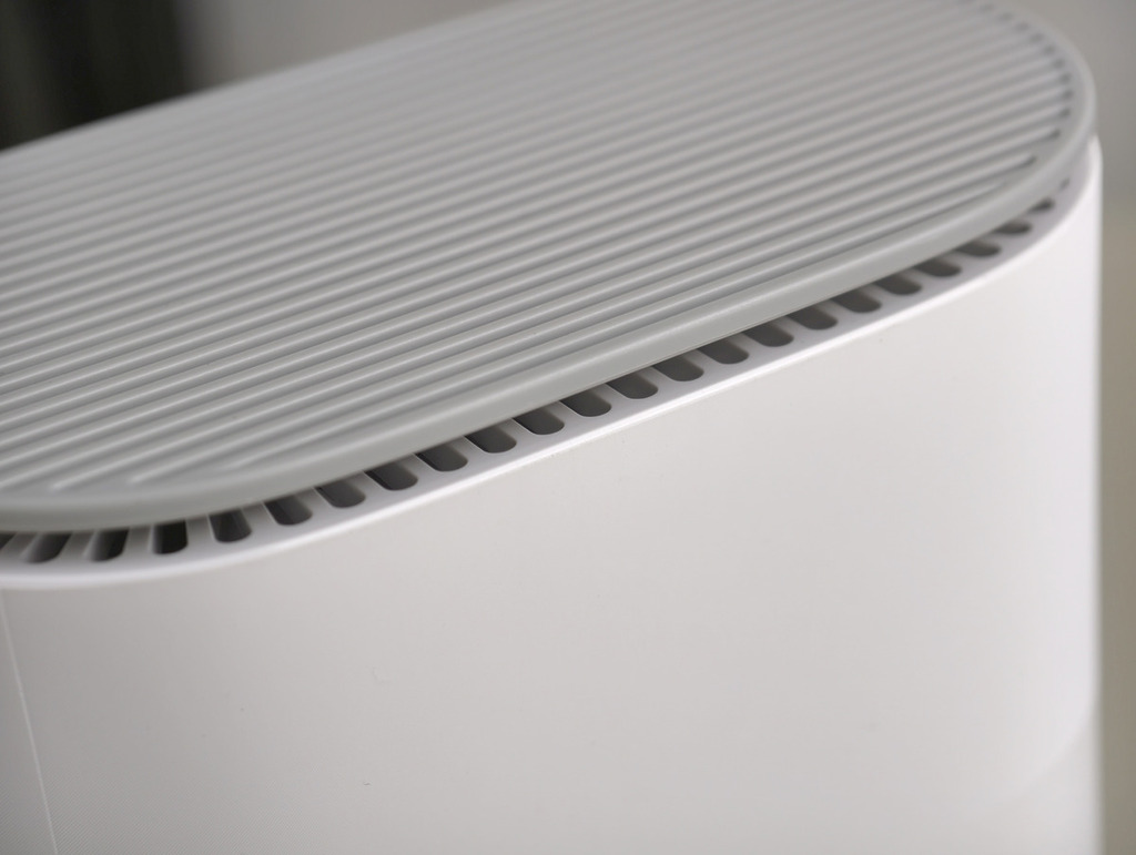 機頂提供大量散熱孔幫助排出熱力。