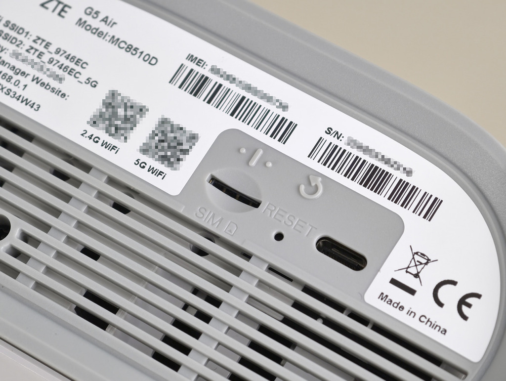 機底設有重置按鈕、SIM 卡槽,使用夠方便。