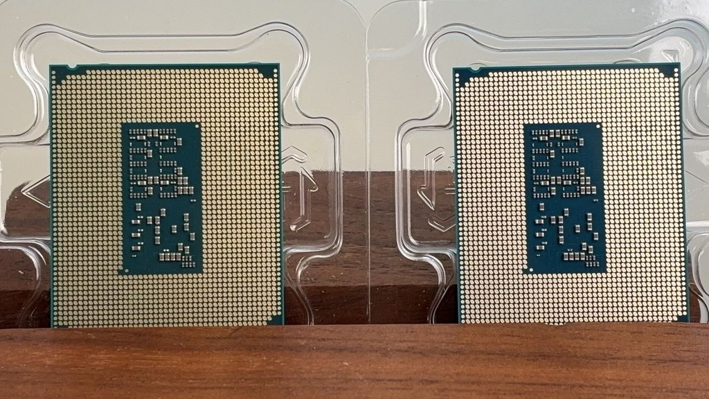Intel Core Ultra 5 250K Plus（左）及 Core Ultra 7 270K Plus（右）的背面，物理設計沒有大變化。