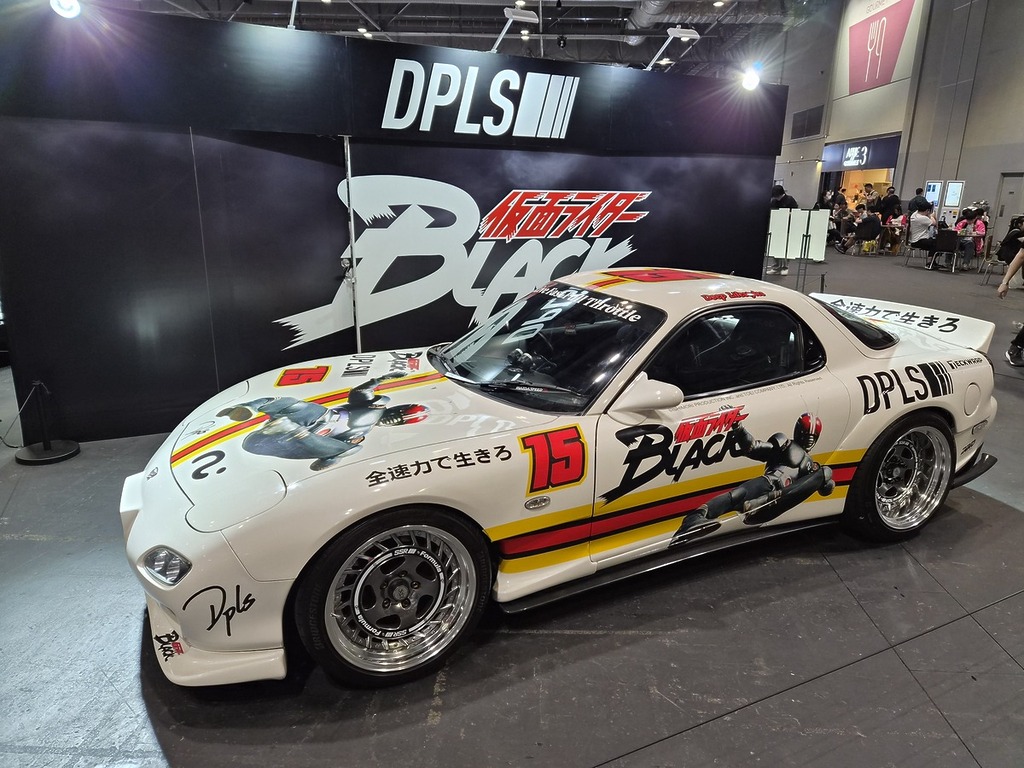 潮流牌子 DPLS 展出主題拉花賽車