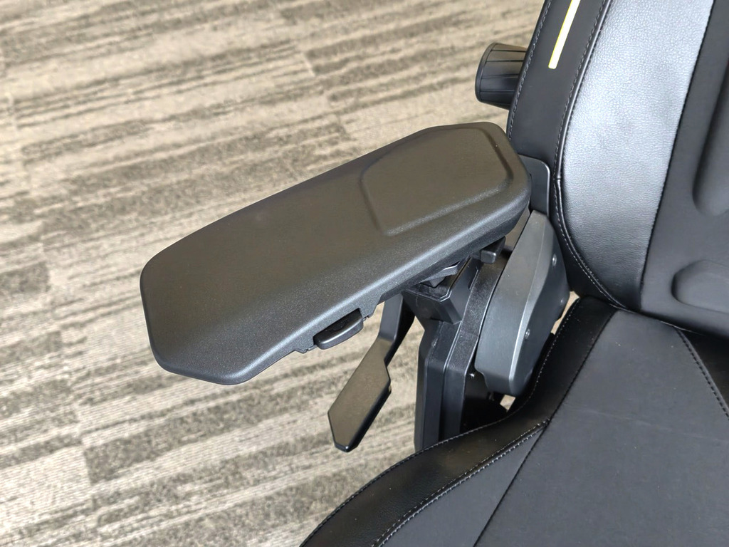 4D 扶手不僅支援高度、寬度、深度調整，更可 360° 旋轉，並與傾仰機制聯動。