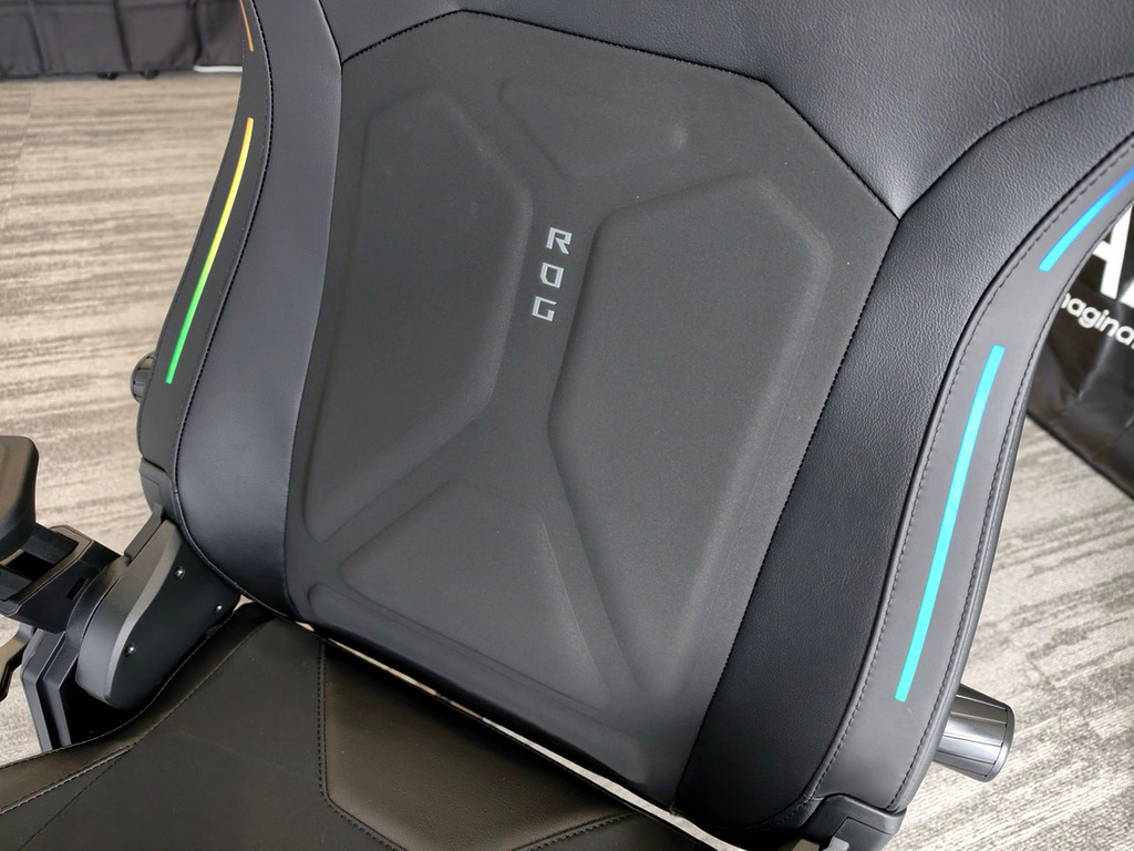 冷壓 TPU 結構的 4D 可調式腰靠。留意靠背兩側亦有隱藏式 RGB 燈條。