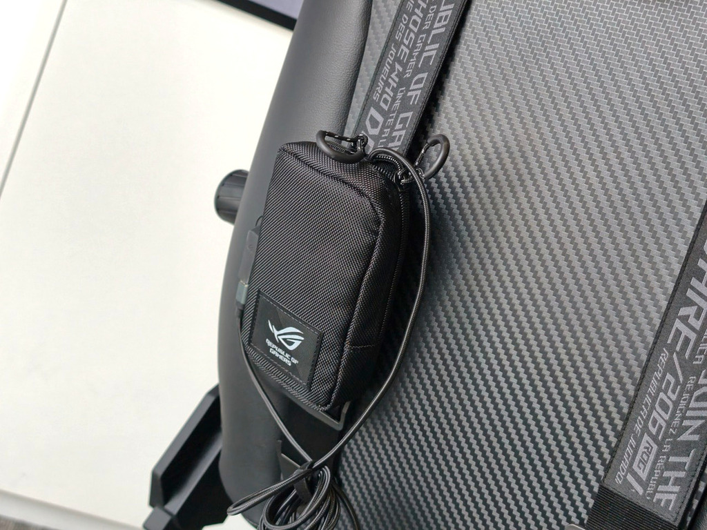 椅背有小袋子收納 RGB 燈效的火牛，令佈線整理更簡單。