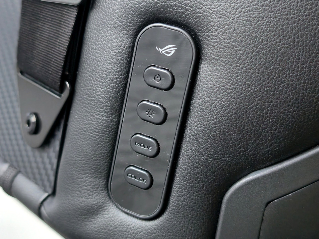 可直接透過靠背的按鈕調校 RGB 燈效。
