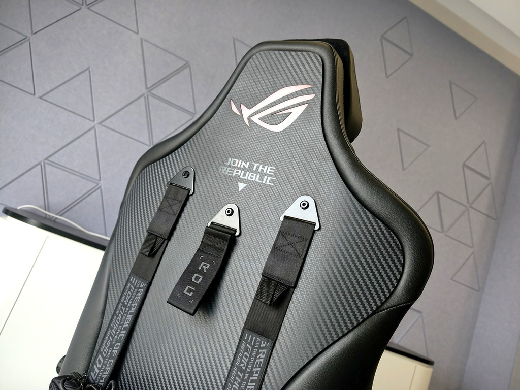 椅背有扣位方便掛起常用的包包。當然也少不了「 ROG 信仰之眼」招牌燈效。