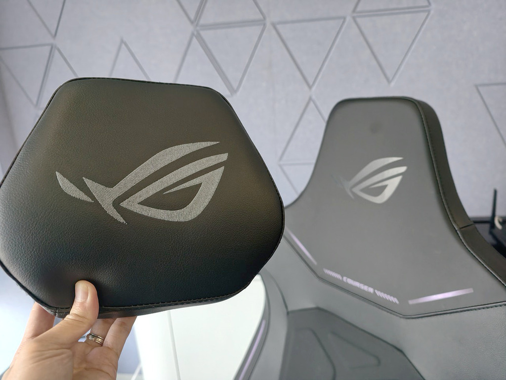 可拆卸磁吸式頭枕。