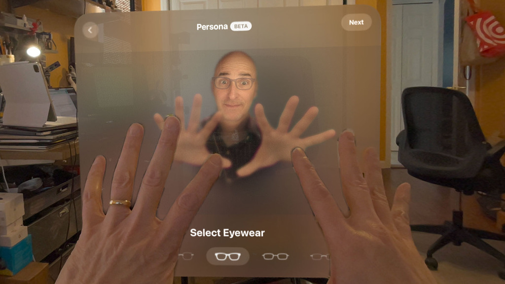 Vision Pro 的 Persona 利用頭戴裝置的鏡頭來生成立體虛擬化身,雖然也可以模擬表情和目光,不過很頭部,而且眼鏡、帽子等飾物都要另行加上。