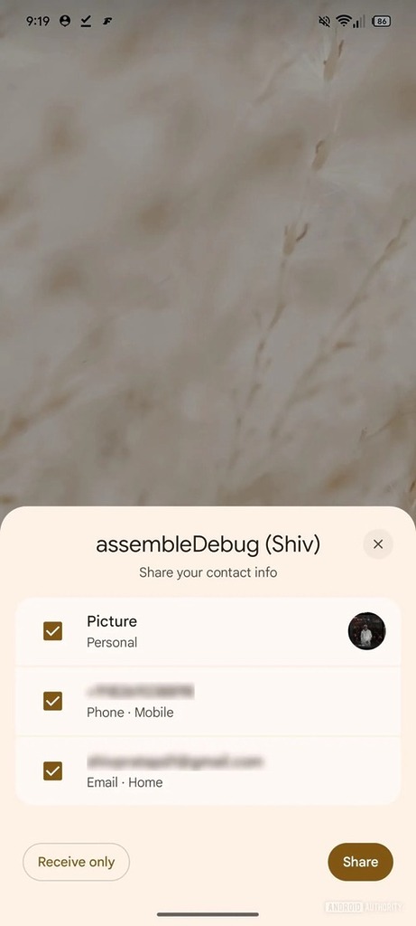 聯絡資料交換介面,對比大張照片為背景的 iOS NameDrop,Tap to Sharp 顯得沒那麼華麗。(來源:Android Authority)
