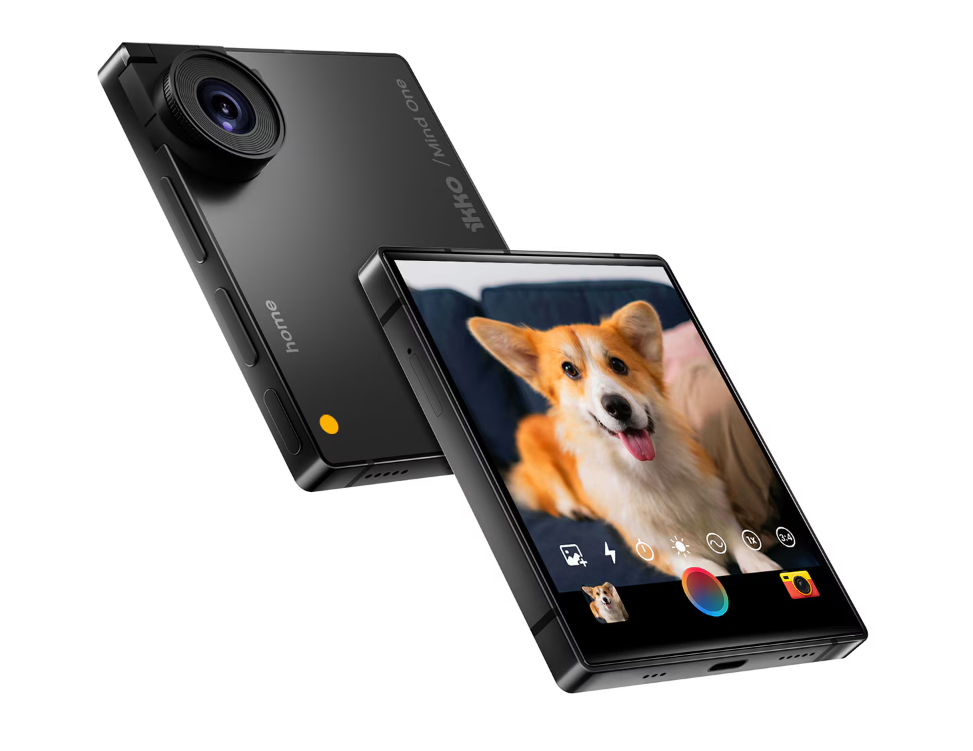 獨特的 180° 翻轉結構，讓此機的高規格主鏡頭能同時兼任自拍與後拍。