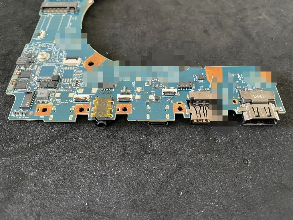 板上有一些 USB Type-A、Type-C、HDMI 與耳機插孔等介面。