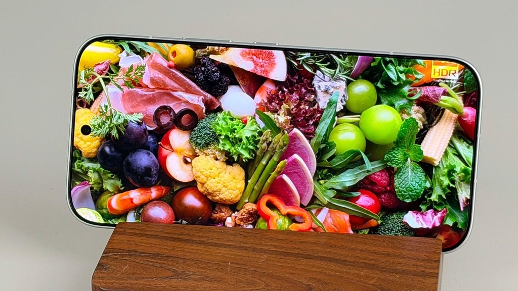 新機的屏幕有高達 8,000nits 亮度，畫面的確比同級產品更亮麗。