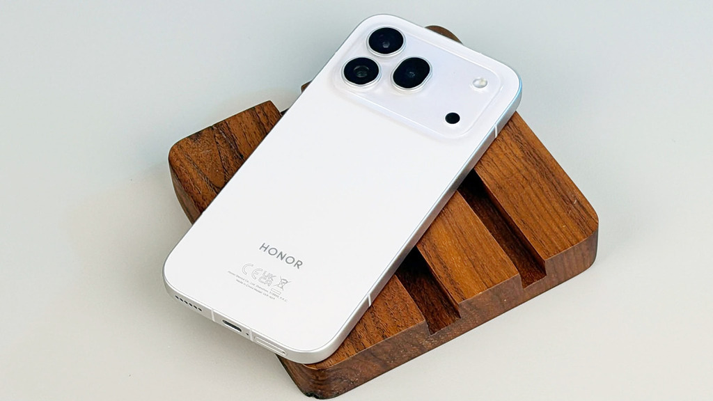 今代 Honor 600 Pro 的設計驟眼看來，的確和目前某熱賣的機款很相似…