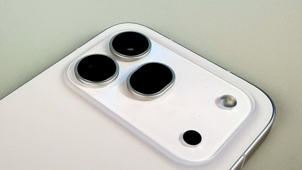 相機方面，作為輕旗艦的 Honor 600 Pro 採用了三鏡頭模組設計，包括 2 億像素主鏡 1/1.4 吋 CMOS f1.9 主鏡、5,000 萬像素 3.5 倍光學變焦遠攝鏡頭，與及 1,200 萬像素超廣角鏡。