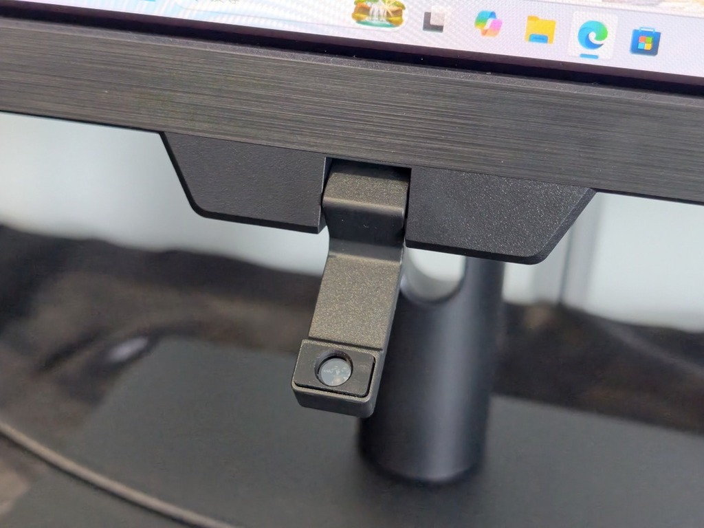 這顯示器最亮眼的功能是內建電動式翻轉色度計,毋須外接儀器即可隨時進行自我校正,校正資料直接寫入顯示器內部 IC 晶片,跨 Windows 與 macOS 皆可使用。