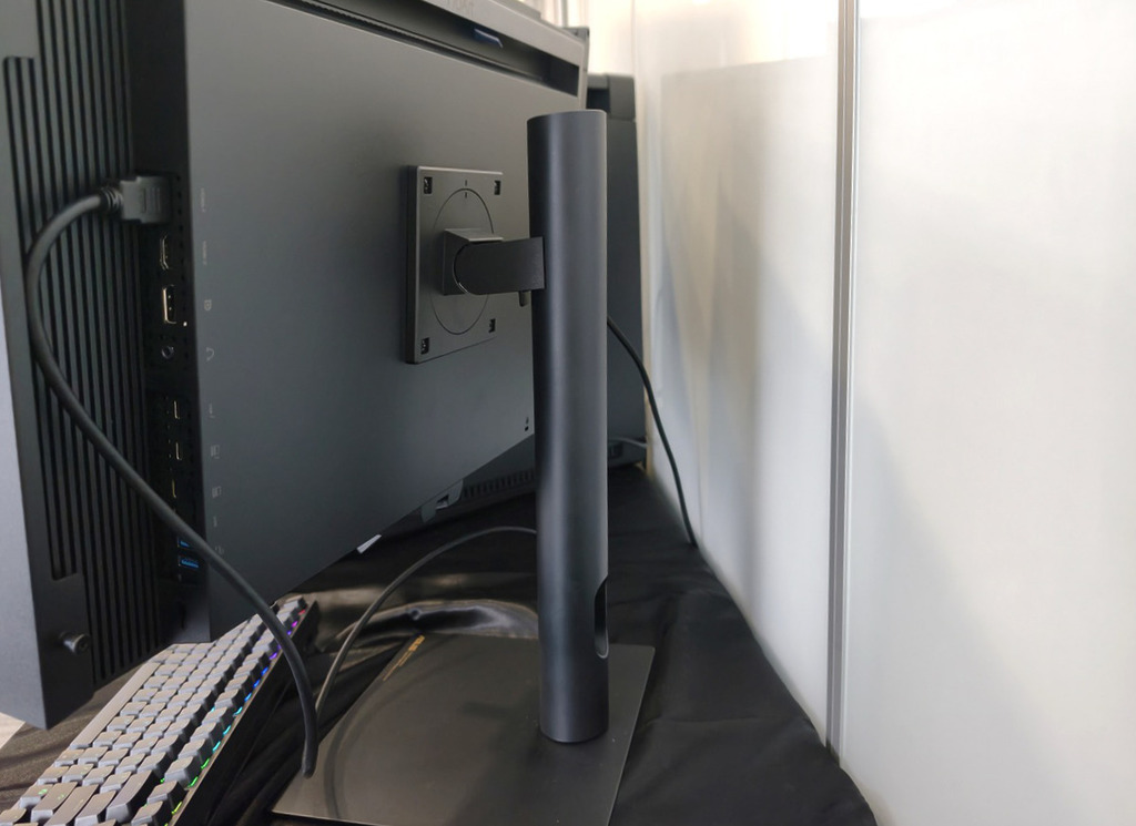 除了這款可調校高度和角度的全功能人體工學支架外,還有一套短支架。