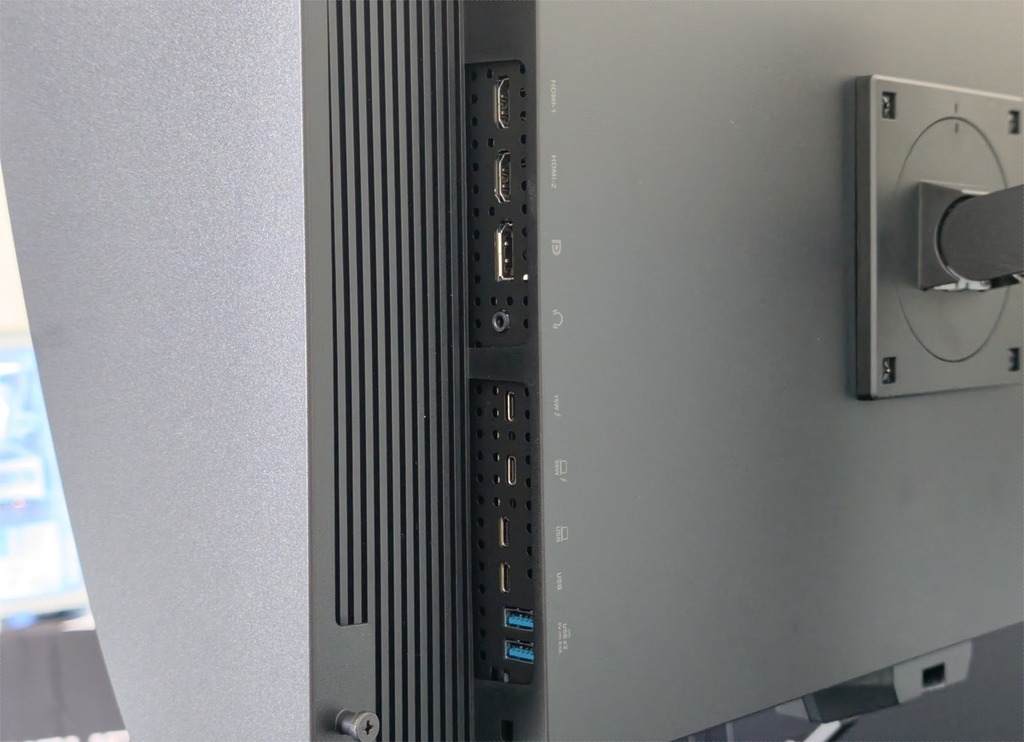 顯示器左邊有雙 Thunderbolt 4、HDMI 2.1、DisplayPort 2.1、3.5mm 音訊輸出以及 USB 集線器,12G-SDI 接口則在右邊。