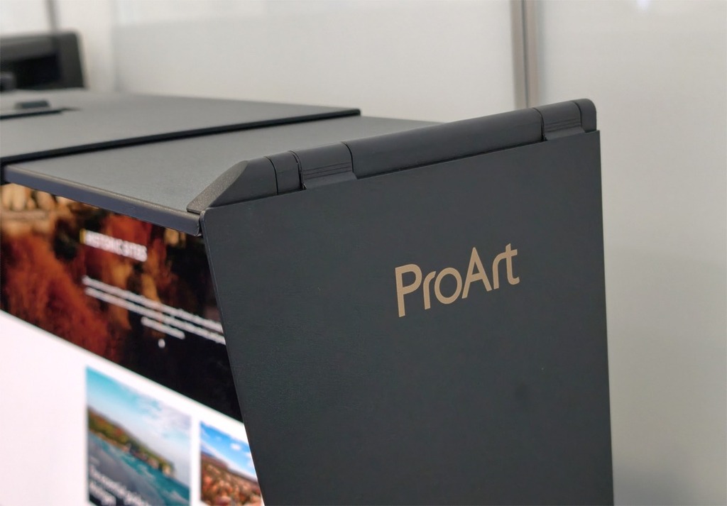 顯示器另附可拆式環繞式遮光罩,有效阻隔環境光反射,提升校色準確度,頂部開口亦相容第三方色度計。