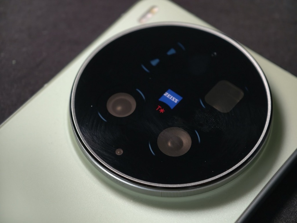 vivo X300 Ultra 以攝影掛帥，蔡司雙 2 億像素＋50MP 超廣角鏡頭加持全部都有光學防震，全焦段都提供 4K 120fps 電影級攝錄能力。