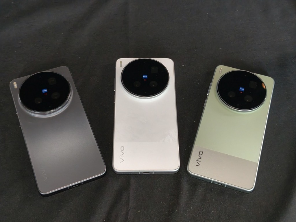 三種顏色選擇：火山黑、雪峰白、草原綠。