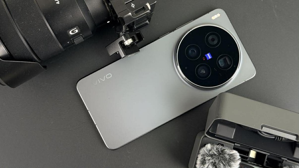 全新的旗艦型號  vivo X300 Ultra 採用了兩組 2 億像素的蔡司鏡頭，更支援全焦段 4K 120fps 電影級錄影 ，無論係影相定拍片都擁有驚異的實力。