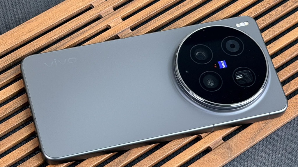 今次 vivo X300 Ultra 和很多中國手機品牌一樣，機背會有一個很大的相機模組。