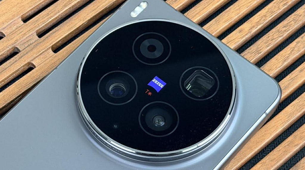 兩組 2 億像素的蔡司鏡頭，包括 35mm 主鏡及 85mm 遠攝。