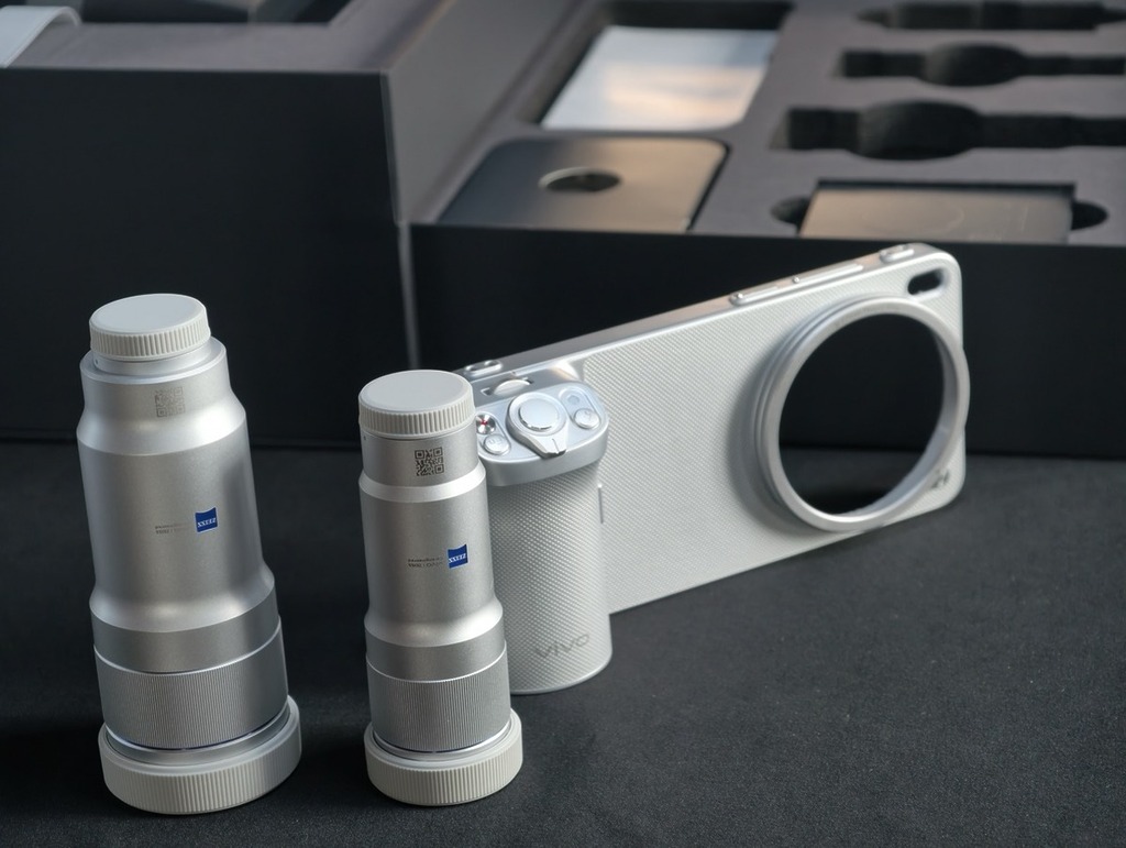 vivo 蔡司增距鏡 Gen2 Ultra 及 vivo 專業影像手柄套裝，會有 400mm 和 200mm 鏡頭。