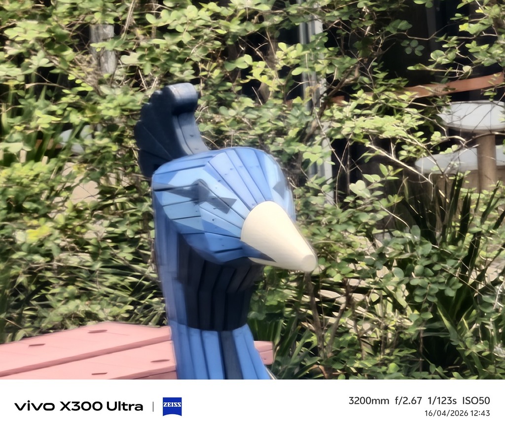 在這樣小巧的手機上使用 3200mm 焦段，在手持拍攝時很容易會手震。