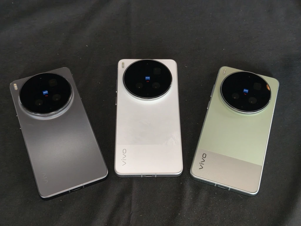 提供草原綠、雪峰白和火山黑選擇。