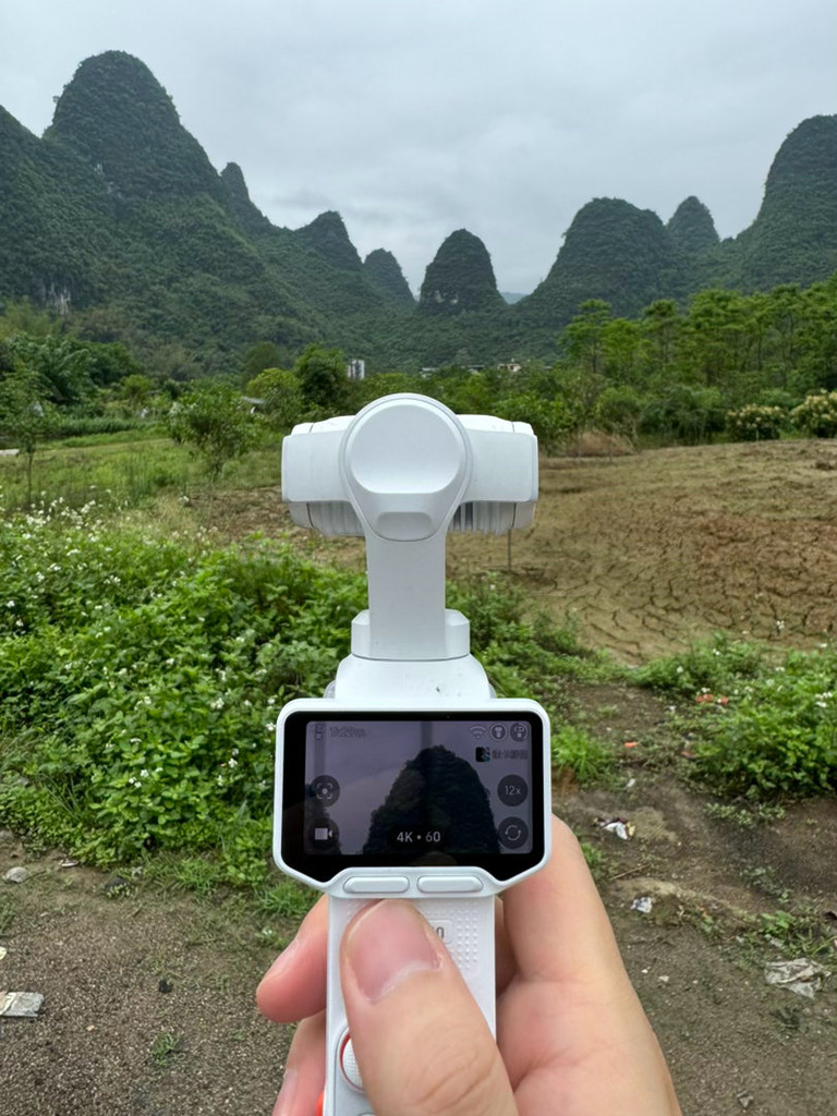 Insta360 CEO 劉靖康於個人微博發布相片，正使用白色 Luna 拍攝影片。