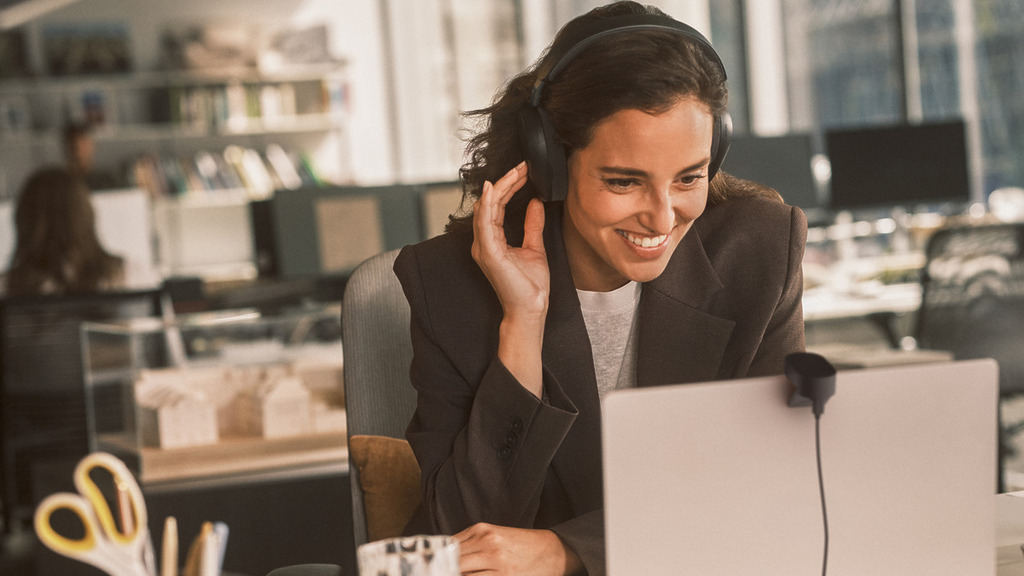 Jabra Evolve3 85 採用顛覆傳統的無臂桿（boomless）架構，令商務耳機不再 「Call 台」。