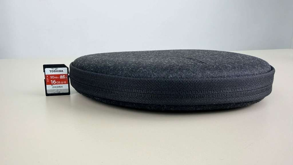 Evolve3 85 真的非常纖薄，耳機連同收納盒的高度其實和一張 SD 卡差不多，而耳機的重量也不過 220g，比起很多同類型的無線耳機更輕巧。