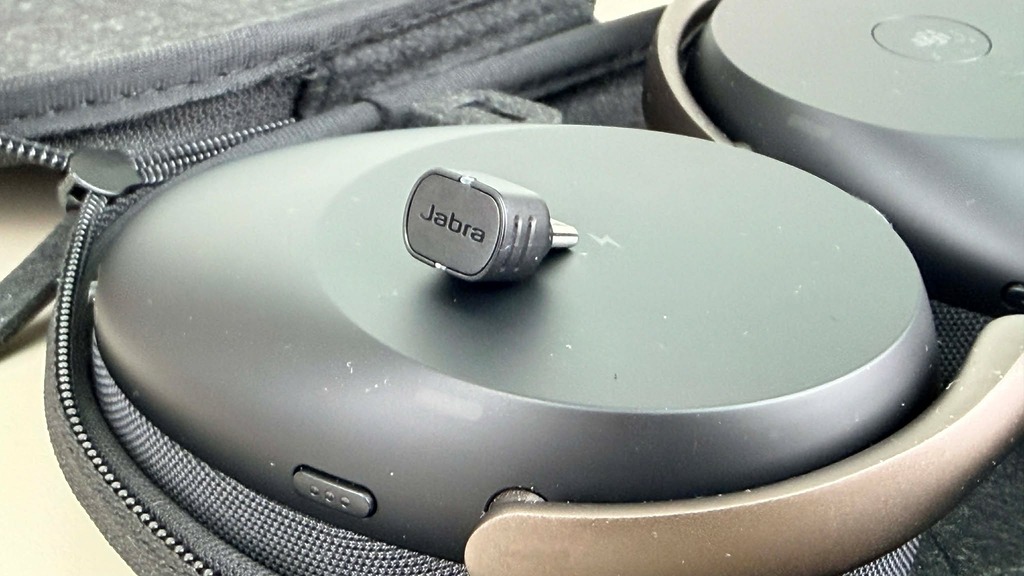 附送一個 2.4GHz 的 USB-C 連接器，方便搭配電腦使用。