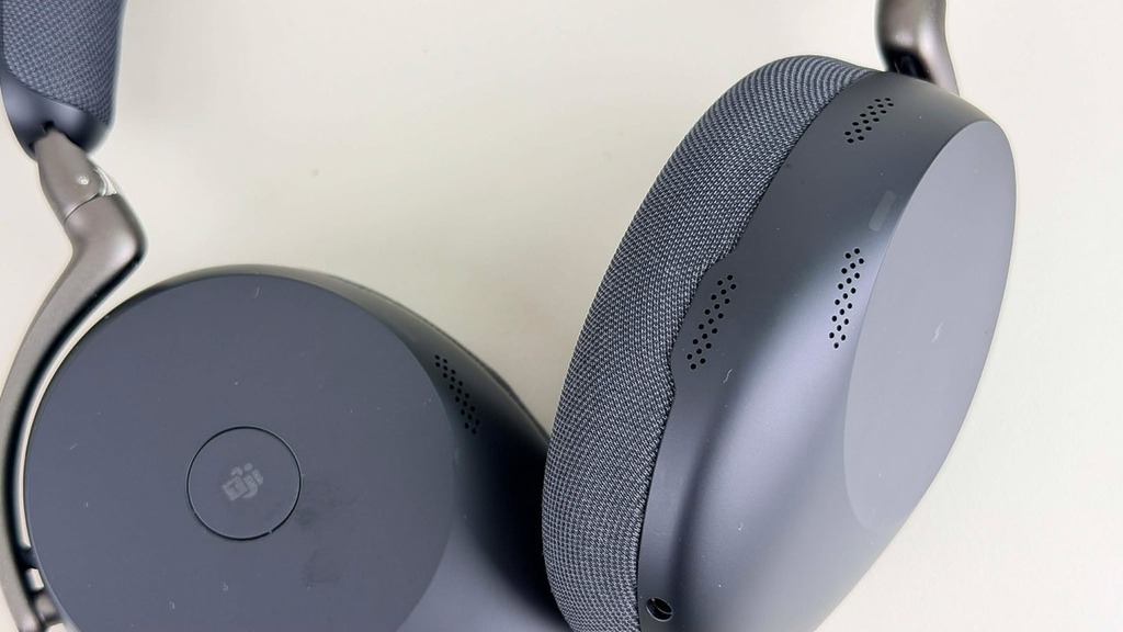 每邊耳機會有三組 MEMS 麥克風陣列，搭配 Jabra ClearVoice AI 技術，能大大提升耳機的通話及降噪效能。